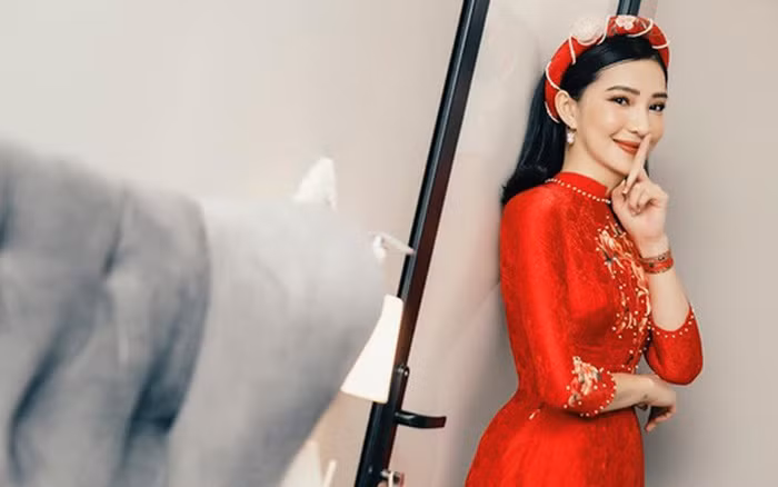 Nhiều người cho rằng, diễn viên Lưu Đê Ly có tiếng, lại thường xuyên lên mạng xã hội khoe khoang cuộc sống giàu sang, thế nhưng tấm thiệp mời trông lại quá "phèn". Facebooker A.A bình luận: "Mang tiếng người của công chúng mà in thiệp trông chán. Chữ viết tay thì xấu".