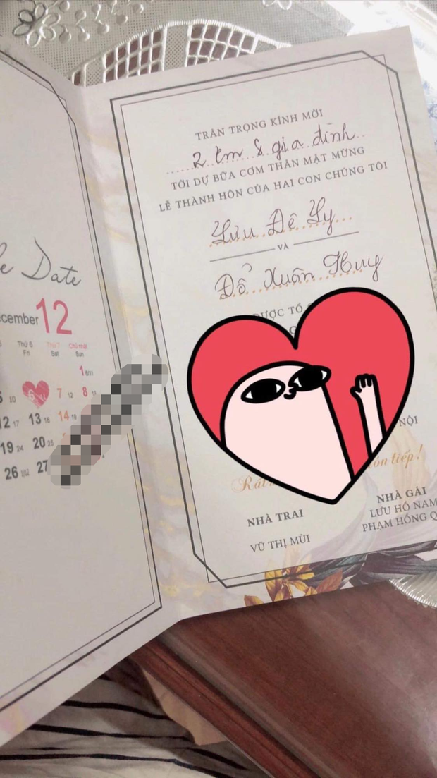 Mới đây, người dùng mạng xã hội truyền tay nhau một tấm ảnh chụp thiệp mời được cho là của diễn viên Lưu Đê Ly và chồng, Huy DX, đám cưới sẽ được tổ chức vào ngày 6/12 tới. Bức hình sau đó gây tranh cãi lớn trong cộng đồng người hâm mộ.