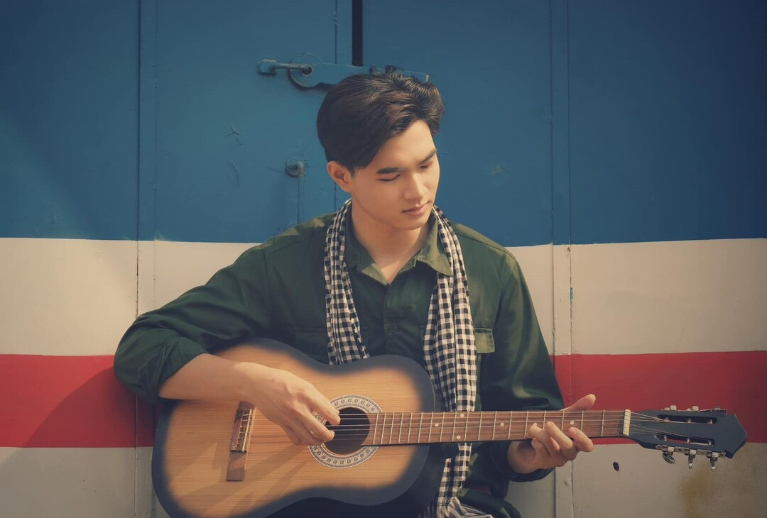 Bên cạnh việc học, Hoàng Sơn còn dành thời gian theo đuổi nghề người mẫu và thử sức trên nhiều sàn diễn lớn nhỏ. Ngoài ra, anh cũng là gương mặt quen thuộc cho một số hãng thời trang nam.