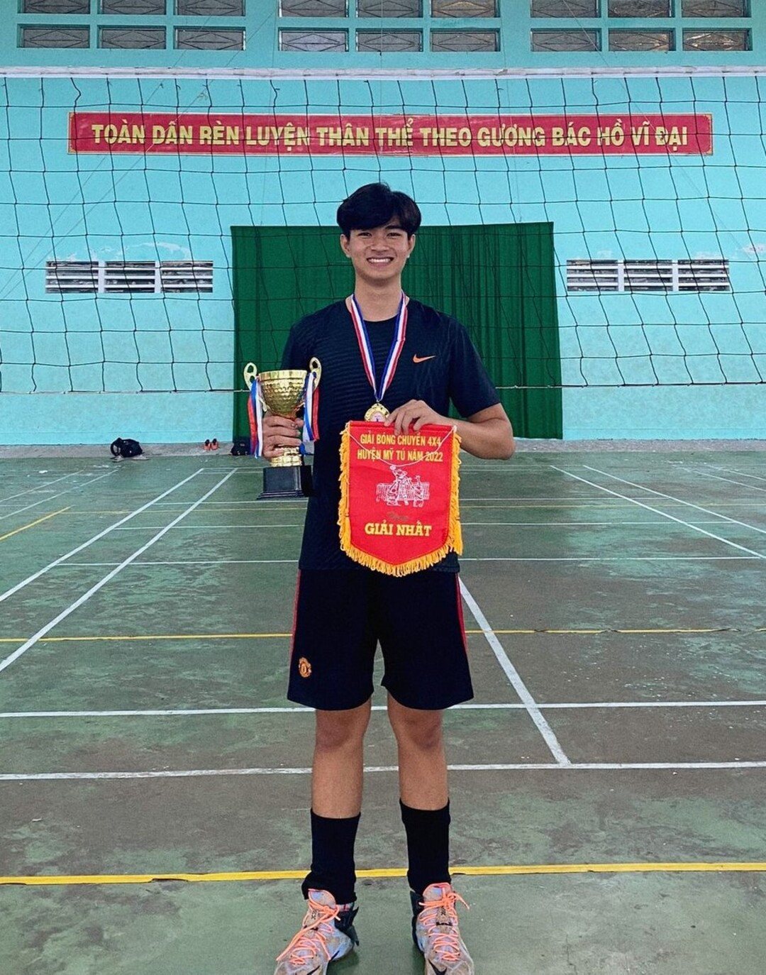 Nam sinh 20 tuổi có niềm đam mê môn bóng chuyền khi đạt nhiều thành tích nổi bật như hạng Ba giải Vô địch bóng chuyền thành phố Cần Thơ 2022, Vô địch huyện Vĩnh Thạnh thành phố Cần Thơ 2023...