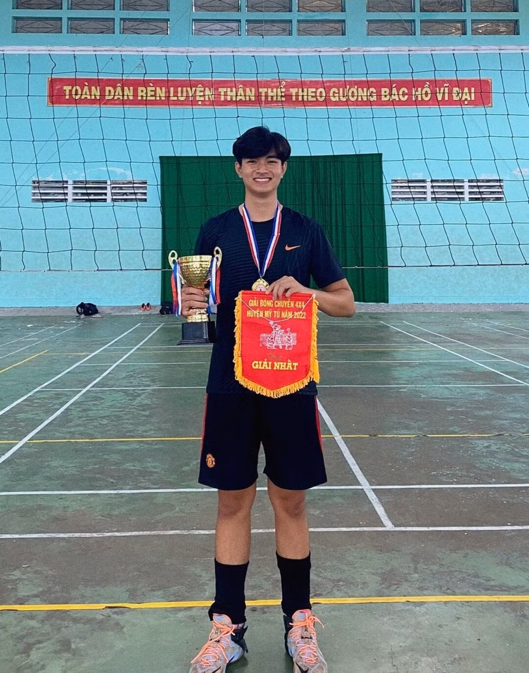 Nam sinh 20 tuổi có niềm đam mê môn bóng chuyền khi đạt nhiều thành tích nổi bật như hạng Ba giải Vô địch bóng chuyền thành phố Cần Thơ 2022, Vô địch huyện Vĩnh Thạnh thành phố Cần Thơ 2023...