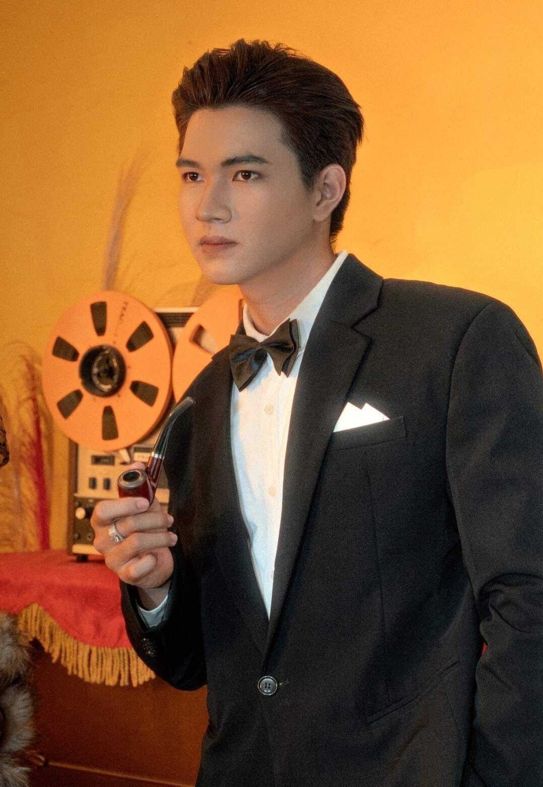 Hoàng Sơn cũng là một con người của gia đình. Với anh, gia đình là bến đỗ bình yên, nơi chở che và vỗ về tâm hồn. "Có thời gian tôi đam mê bóng chuyền đến mức chỉ ngủ 2 tiếng mỗi ngày và dậy sớm để thi đấu, khiến sức khỏe giảm sút và gặp nhiều chấn thương. Đó là bài học đắt giá khiến tôi trân trọng lời dạy của cha mẹ hơn bao giờ hết".