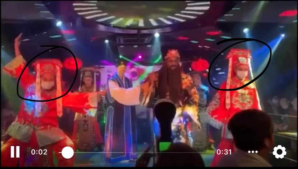 Vui chơi không quên phòng dịch. Mặc kệ Bao Công và 3 người cộng sự khác, Vương Triều, Mã Hãn cẩn thận đeo khẩu trang y tế ngay cả khi đang quẩy bar. Trong 6 người, Công Tốn Sách điềm đạm, từ tốn lại là người "sung" nhất.