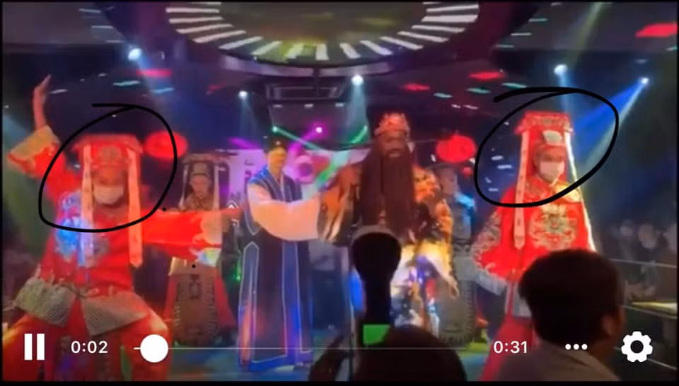 Vui chơi không quên phòng dịch. Mặc kệ Bao Công và 3 người cộng sự khác, Vương Triều, Mã Hãn cẩn thận đeo khẩu trang y tế ngay cả khi đang quẩy bar. Trong 6 người, Công Tốn Sách điềm đạm, từ tốn lại là người "sung" nhất.