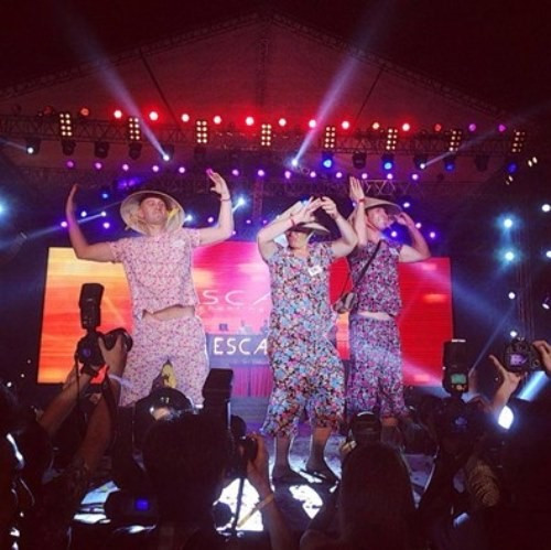 Thế nhưng thời trang Valak vẫn không đáng sợ bằng "hội những bà hàng xóm" đi chơi bar. Nón lá, bộ quần áo hoa nhí mặc ở nhà, dép lê đúng chuẩn "loa phường" hàng xóm đây rồi.