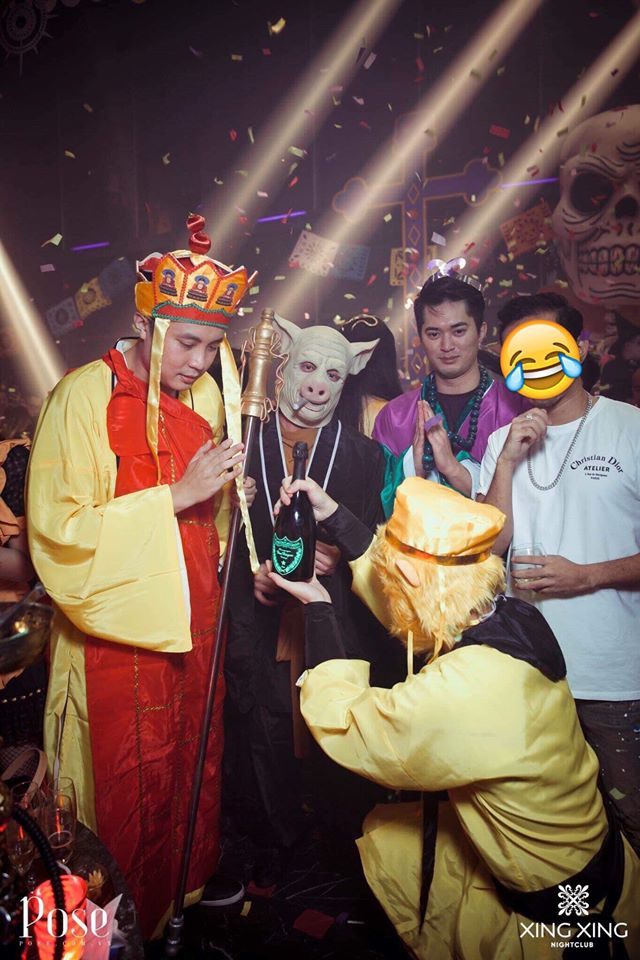 Quán bar là tưởng chừng là địa điểm vui chơi quen thuộc của giới trẻ thế nhưng thực tế không phải vậy, đây còn là điểm vui chơi của rất nhiều...nhân vật trong phim, điển hình như thầy trò Đường Tăng. Trên đường đi Tây Thiên lấy kinh, chán quá ghé vào vui chơi hay gì? Không có tiền ăn cơm chạy nhưng lại có tiền gọi rượu ngoại, mồm phì phèo thuốc Tây gì ai địch nổi 4 thầy trò?