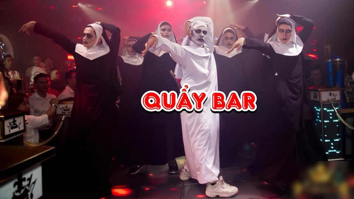 Chị đại Valak sau những giờ đi doạ ma căng thẳng cũng tới vũ trường để xả stress. Thấy chị xuất hiện nhiều khách hàng sợ chạy mất mật, thế nhưng ngược lại, Valak rất thân thiện và có những màn solo vũ đạo chất chẳng kém gì các idol Hàn Quốc.