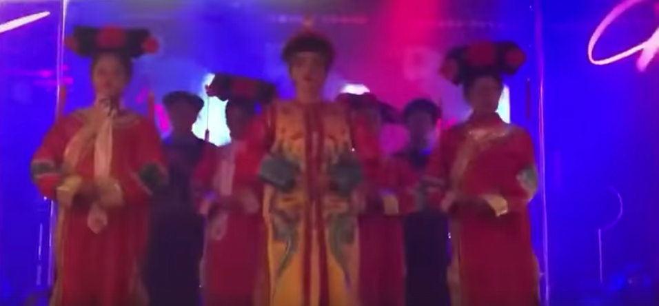 Trốn hoàng thượng, dàn phi tần, mỹ nữ chơi tới bến trong bar. Với tình hình quẩy cực căng thế này có lẽ hoàng thượng phải xây hẳn một vũ trường riêng trong cung mới lấy lòng được các người đẹp.