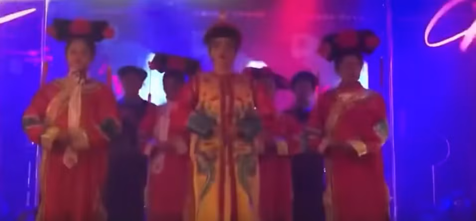 Trốn hoàng thượng, dàn phi tần, mỹ nữ chơi tới bến trong bar. Với tình hình quẩy cực căng thế này có lẽ hoàng thượng phải xây hẳn một vũ trường riêng trong cung mới lấy lòng được các người đẹp.