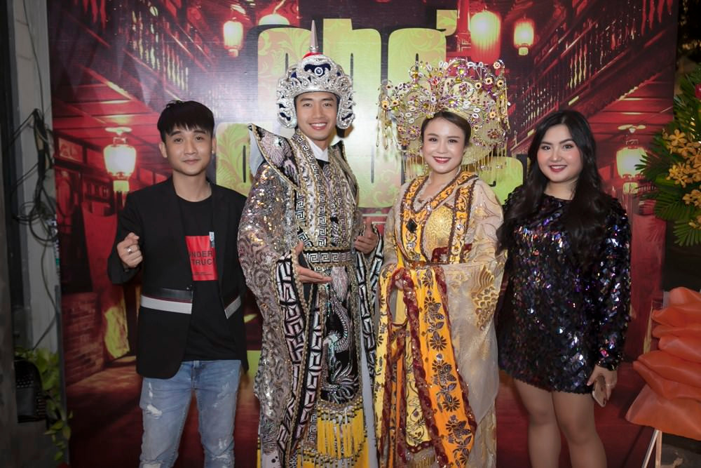 Mặc nguyên triều phục với trang sức nặng nề đi "quẩy bar" thế này thì còn ai dám tranh chỗ nữa đây?