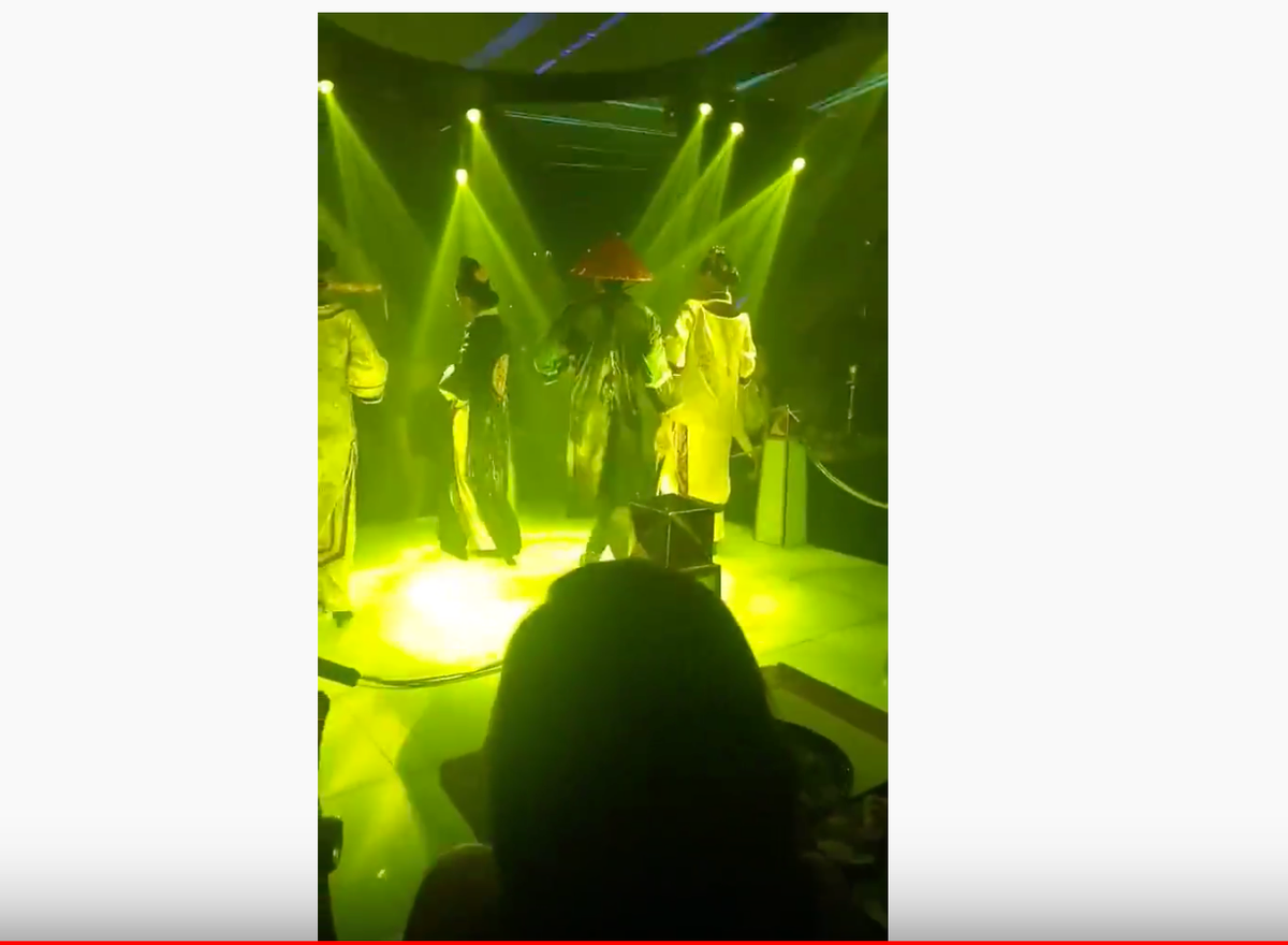 Nguỵ Anh Lạc, Nhàn Phi rủ Phó Hằng vượt tường, trốn ra khỏi hoàng cung đi quẩy bar tới bến. Thậm chí "nam thần cung đình" Phó Hằng chưa kịp thay triều phục đã lên sân khấu thể hiện tài làm "cơ trưởng".