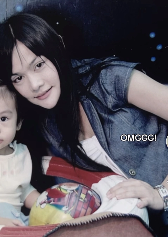 Nhan sắc ngày xưa của một bà mẹ, sống mũi cao, làn da trắng sáng, dù có không trang điểm thì nhan sắc cũng dễ dàng đốn tim bao nhiêu anh chàng.