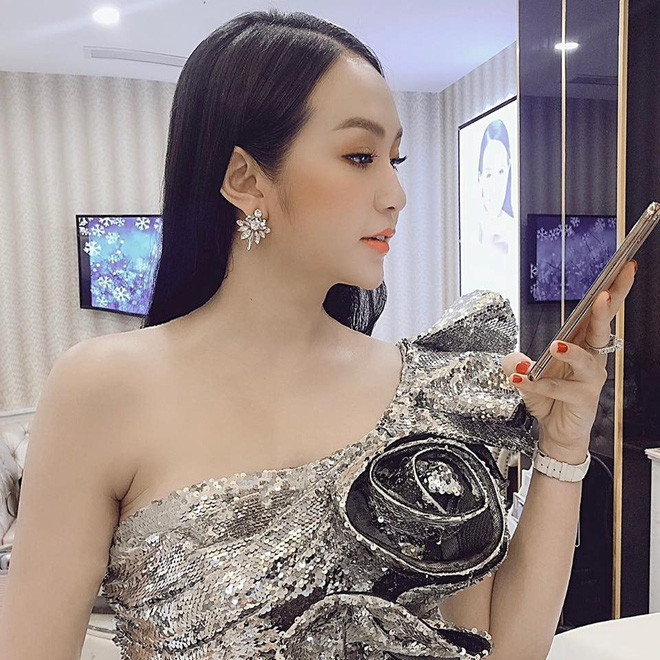 Bà xã Tuấn Hưng - Hương Baby lại theo đuổi hình tượng doanh nhân, quý phái nên trang phục cô lựa chọn không trẻ trung như những người bạn thân.