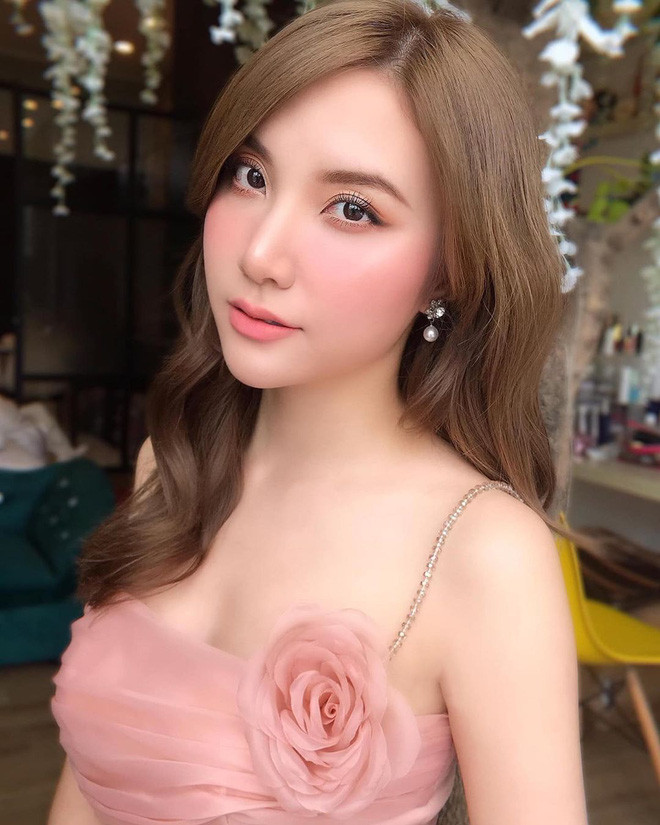 Hot girl đời đầu Hạnh Sino có sự thay đổi ngoạn mục về phong cách, từ hình ảnh baby dễ thương và giờ là quyến rũ không kém cạnh gì những người bạn còn lại.