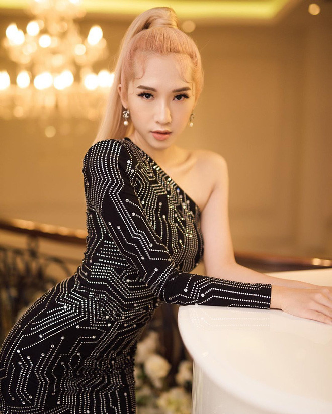 Vào năm 2019, Emily bất ngờ công khai đã kết hôn cùng rapper Big Daddy và có 2 nhóc tỳ xinh xắn. Cặp đôi này lại có thành công mới với màn tái xuất bằng bản hit gây sốt "Mượn rượu tỏ tình".