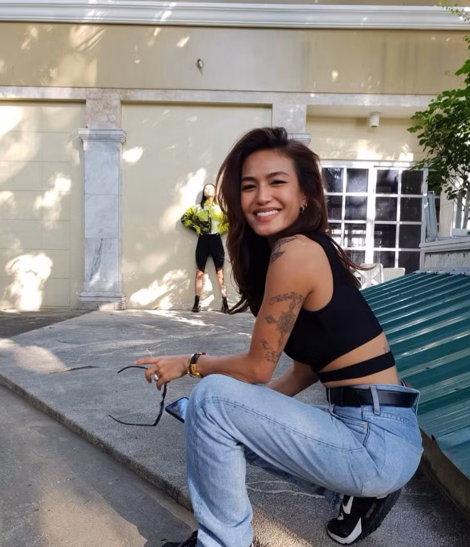 Em trai nổi tiếng tại SEA Games 2019 nên Samantha Richelle, người chị gái cùng cha khác mẹ của Faiq cũng bất ngờ được truyền thông Đông Nam Á chú ý nhờ vẻ ngoài xinh đẹp và cuộc sống vô cùng sang chảnh của cô.