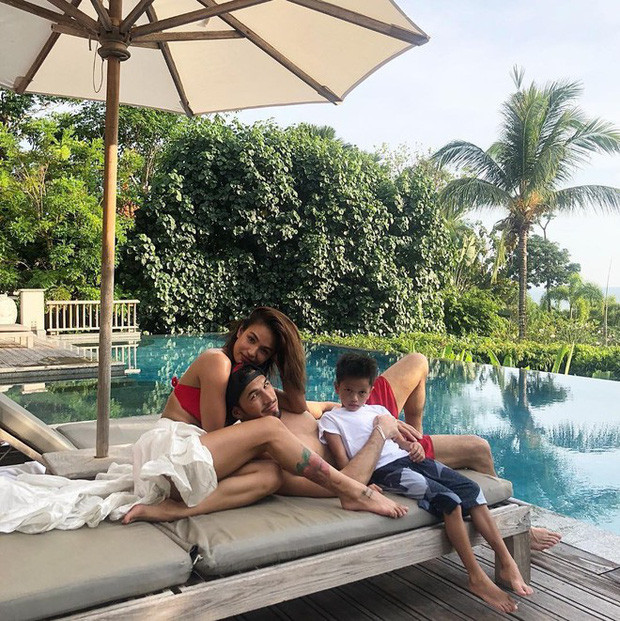 Không chỉ khiến nhiều người ghen tỵ vì gia thế khủng, khuôn mặt xinh đẹp, Samantha còn có cuộc hôn nhân vô cùng hạnh phúc bên chồng và con trai.