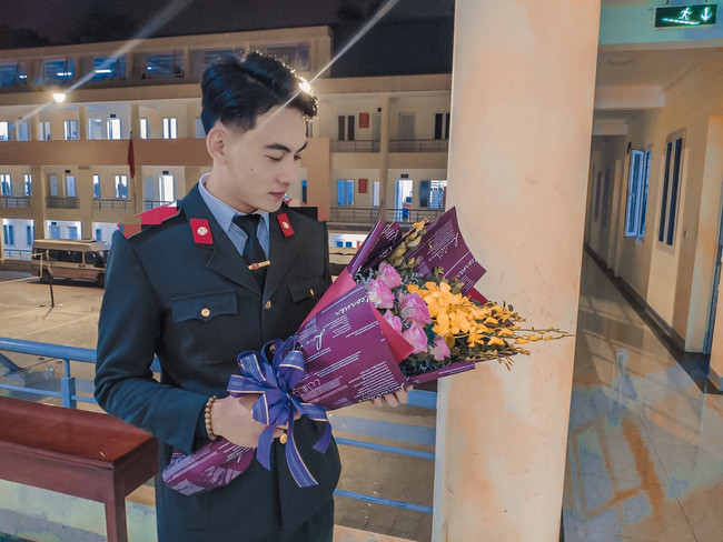 Không lâu sau đó, danh tính của chàng cảnh vệ trẻ được dân mạng lùng ra. Đó là Phùng Thế Văn (SN 1999), đến từ Bắc Kạn. Bên cạnh vẻ ngoài nam tính, body 6 múi chuẩn không cần chỉnh, chiều cao của Thế Văn rất đáng ngưỡng mộ (1m80).