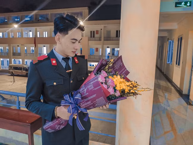 Không lâu sau đó, danh tính của chàng cảnh vệ trẻ được dân mạng lùng ra. Đó là Phùng Thế Văn (SN 1999), đến từ Bắc Kạn. Bên cạnh vẻ ngoài nam tính, body 6 múi chuẩn không cần chỉnh, chiều cao của Thế Văn rất đáng ngưỡng mộ (1m80).