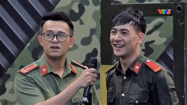 Trong chương trình Chúng tôi là chiến sĩ phát sóng tối ngày 1/5 trên kênh VTV3 lập tức thu hút sự chú ý nhờ sự xuất hiện của một "nhân vật đặc biệt". Đó không phải là dàn khách mời nổi tiếng, lối dẫn dắt đáng yêu của bộ đôi MC mà đến từ chàng cảnh vệ điển trai đến từ Trung đoàn 600, Bộ Tư lệnh Cảnh vệ.