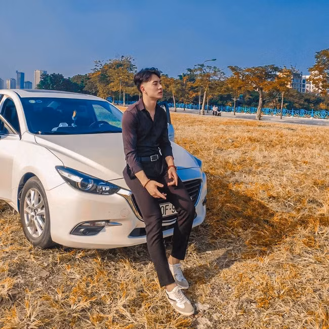 Anh chàng này hot tới mức, ngay khi Chúng tôi là chiến sĩ số mới nhất phát sóng, nhiều người không phải fans ruột cũng phải lùng bằng được tập có mặt của Thế Văn. Tâm sự về việc khoác trên người màu áo lính, 9X cho biết ngay từ khi còn nhỏ anh chàng đã mong ước trở thành chiến sĩ công an nhân dân. Tuy nhiên, khi nộp hồ sơ dự thi, trai đẹp này đã trượt nguyện vọng vào học tập tại trường Sĩ quan Chính trị.