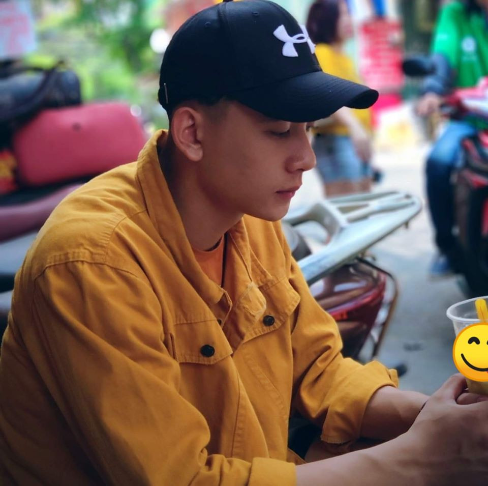 "Trời ơi, làm bộ đội có nhất thiết phải đẹp thế kia không?", "Chiều cao chuẩn, nụ cười tỏa nắng, sao không làm diễn viên đi anh ơi",... là những bình luận dân mạng để lại.