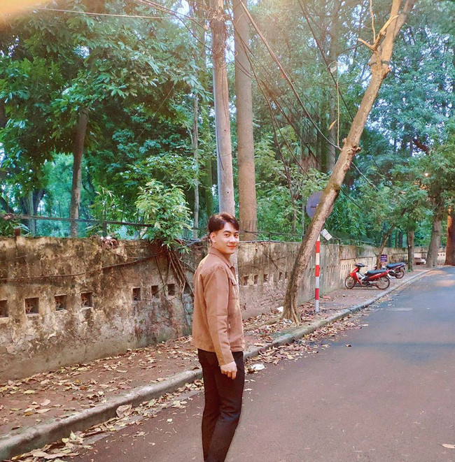 Tiếp tục theo đuổi đam mê, Thế Văn đã đăng kí tham gia nghĩa vụ và giờ đây anh đã là chiến sĩ thuộc biên chế Bộ Tư lệnh Cảnh vệ. Khoác lên người bộ quân phục đã đẹp rồi, nhưng nhìn loạt ảnh đời thường của anh chàng càng làm trái tim các thiếu nữ phải loạn nhịp. Và một tin vui nữa là hiện Thế Văn đang độc thân nên các cô nàng FA chuẩn bị kế sách để "tấn công" trai đẹp đi nhé.