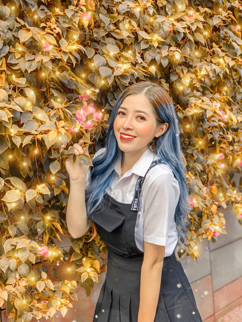 Cô nàng 9X xây dựng thương hiệu cho mình trên nền tảng Tik Tok nhờ sở hữu ngoại hình ưa nhìn, gương mặt xinh xắn, mái tóc nhuộm màu nổi bật và đặc biệt là nụ cười ngọt ngào đáng yêu cùng loạt biểu cảm cực ngầu.