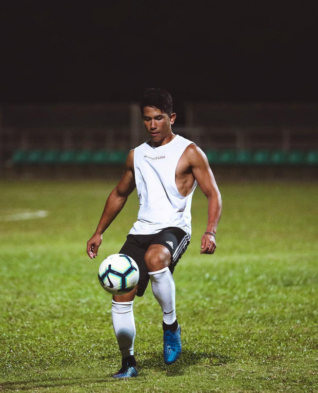 Có người cha Quốc vương có khối tài sản ước tính lên tới 20 tỷ đô, hoàng tử Mateen có cuộc sống đúng nghĩa con nhà giàu khi sống trong cung điện và sở hữu vô kể hàng hiệu đắt đỏ. Chàng hoàng tử này cũng nuôi nhiều con vật quý hiếm như mèo, báo đốm, hổ, anh chàng còn đặc biệt yêu thích ngựa.