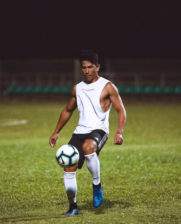 Có người cha Quốc vương có khối tài sản ước tính lên tới 20 tỷ đô, hoàng tử Mateen có cuộc sống đúng nghĩa con nhà giàu khi sống trong cung điện và sở hữu vô kể hàng hiệu đắt đỏ. Chàng hoàng tử này cũng nuôi nhiều con vật quý hiếm như mèo, báo đốm, hổ, anh chàng còn đặc biệt yêu thích ngựa.