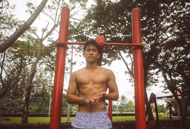 Từng ở trong quân đội nên việc tập thể dục thể thao rèn luyện sức khoẻ là điều không thể thiếu đối với hoàng tử Mateen.