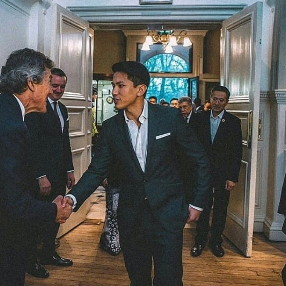 Sinh ra trong hoàng gia, hoàng tử Abdul Mateen sớm tham gia vào các hoạt động chính trị và cho biết luôn ủng hộ quốc gia mình. Mateen tham gia vào nhiều các tổ chức từ thiện và tham dự Hội nghị Chính phủ Khối thịnh vượng chung ở Malta, đồng thời có bài phát biểu vô cùng thuyết phục về chủ nghĩa khủng bố vào năm 2015.