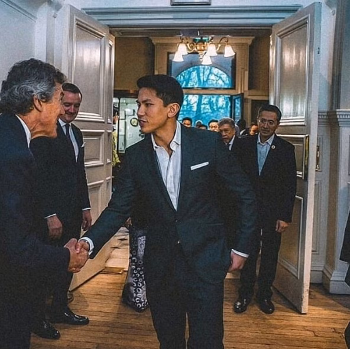 Sinh ra trong hoàng gia, hoàng tử Abdul Mateen sớm tham gia vào các hoạt động chính trị và cho biết luôn ủng hộ quốc gia mình. Mateen tham gia vào nhiều các tổ chức từ thiện và tham dự Hội nghị Chính phủ Khối thịnh vượng chung ở Malta, đồng thời có bài phát biểu vô cùng thuyết phục về chủ nghĩa khủng bố vào năm 2015.