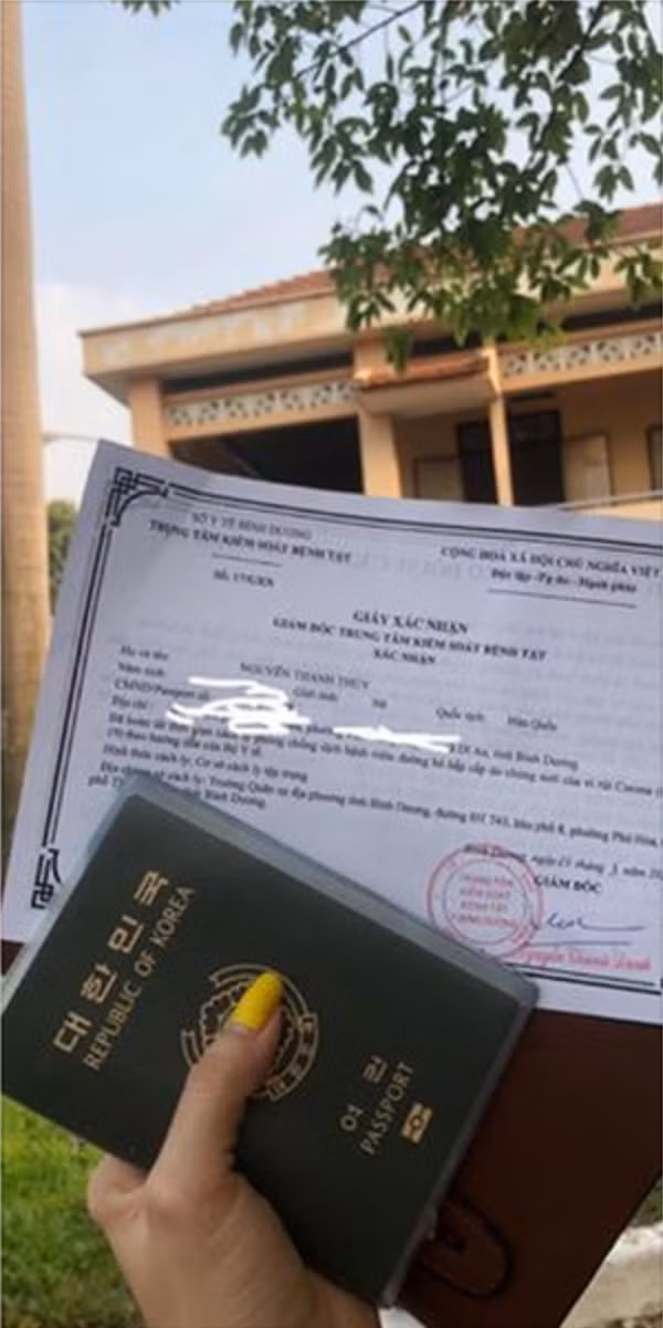 Giấy xác nhận âm tính với dịch Covid-19 sau 14 ngày cách ly tập trung cũng được cô gái này chụp làm bằng chứng.