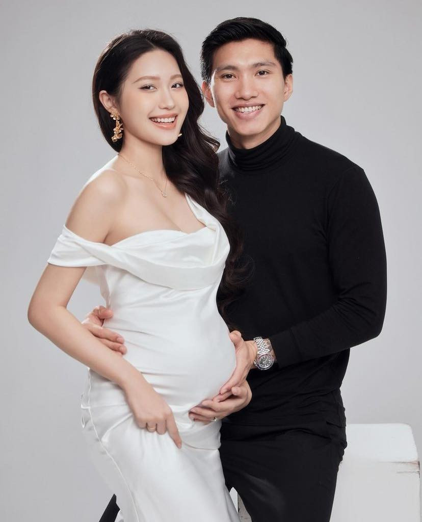Mới đây vào tối 23/3, người đẹp Doãn Hải My bất ngờ đăng tải hình ảnh kỷ niệm khoảng thời gian mang bầu bên cạnh chồng - cầu thủ Đoàn Văn Hậu. Sau 4 tháng về chung một nhà, cặp đôi trẻ vui mừng chia sẻ tin vui đến người hâm mộ.