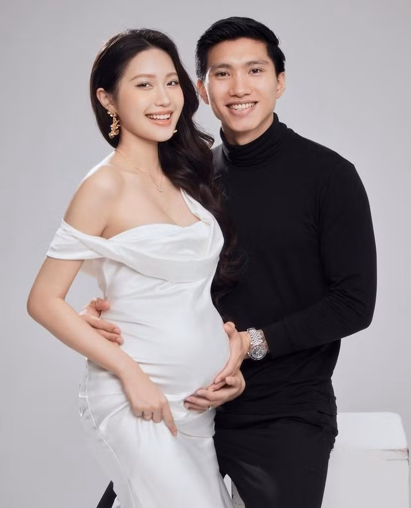 Mới đây vào tối 23/3, người đẹp Doãn Hải My bất ngờ đăng tải hình ảnh kỷ niệm khoảng thời gian mang bầu bên cạnh chồng - cầu thủ Đoàn Văn Hậu. Sau 4 tháng về chung một nhà, cặp đôi trẻ vui mừng chia sẻ tin vui đến người hâm mộ.