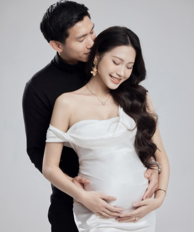 Cả 2 đã cùng nhau chụp bộ ảnh bầu ghi lại khoảnh khắc mang thai em bé đầu lòng.