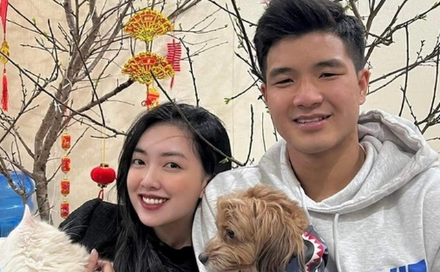 Mới đây, sau khi ghi bàn vào lưới Nam Định trong khuôn khổ lượt trận Vòng 10 V-League, tiền đạo này đã có màn ăn mừng bằng cách ôm trái bóng nhét vào bụng, ngầm thông báo rằng anh đã có con đầu lòng.