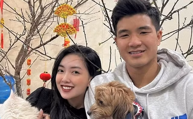 Mới đây, sau khi ghi bàn vào lưới Nam Định trong khuôn khổ lượt trận Vòng 10 V-League, tiền đạo này đã có màn ăn mừng bằng cách ôm trái bóng nhét vào bụng, ngầm thông báo rằng anh đã có con đầu lòng.