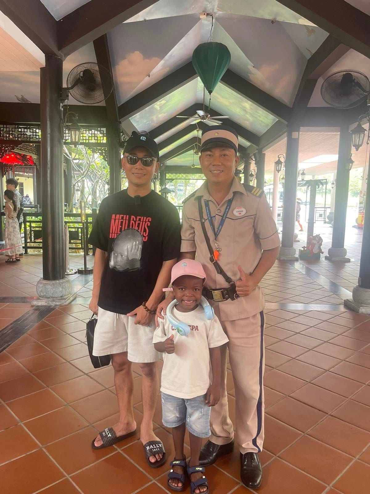 "Lôi con về Việt Nam", "Quang Linh đứa Lôi con về Việt Nam" đang là những từ khóa được tìm kiếm rất nhiều bởi người dùng mạng xã hội ở Việt Nam.