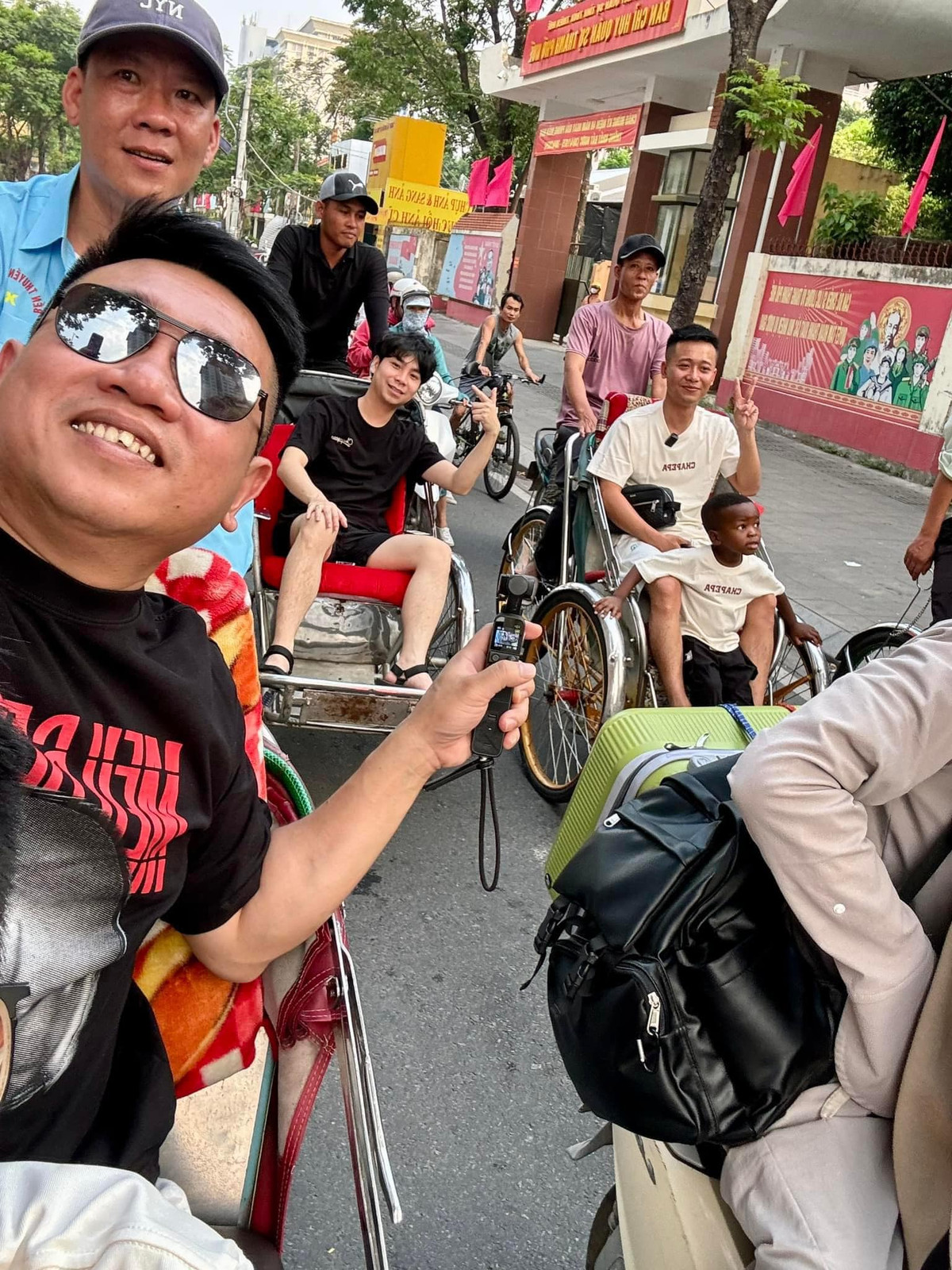 Cậu bé châu Phi được Quang Linh đưa đi khắp mọi nơi, đi đến đâu cậu cũng được yêu mến. Có vẻ như Lôi con rất thích thú và hòa nhập với môi trường cũng như con người của mảnh đất chữ S.