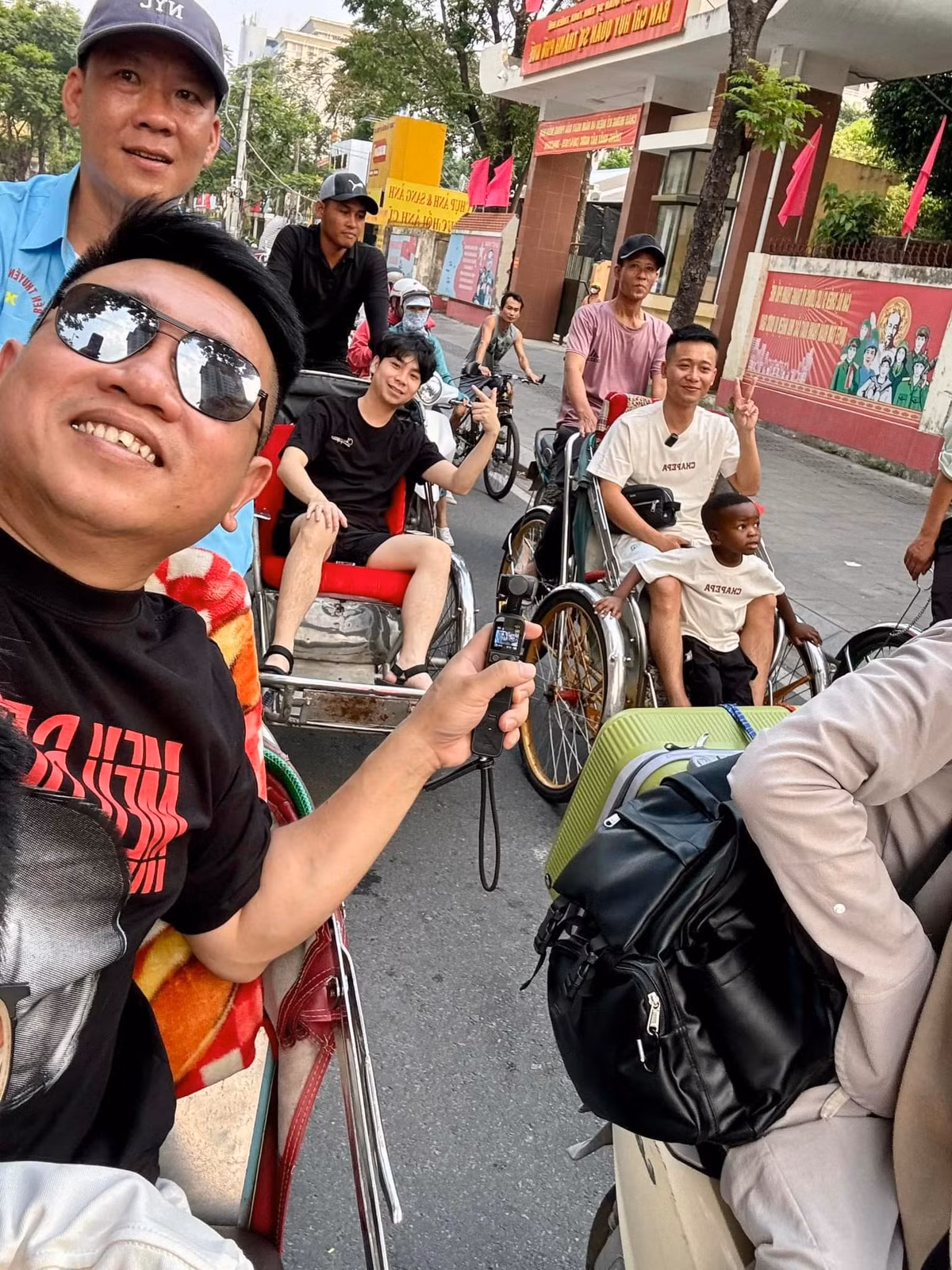 Cậu bé châu Phi được Quang Linh đưa đi khắp mọi nơi, đi đến đâu cậu cũng được yêu mến. Có vẻ như Lôi con rất thích thú và hòa nhập với môi trường cũng như con người của mảnh đất chữ S.