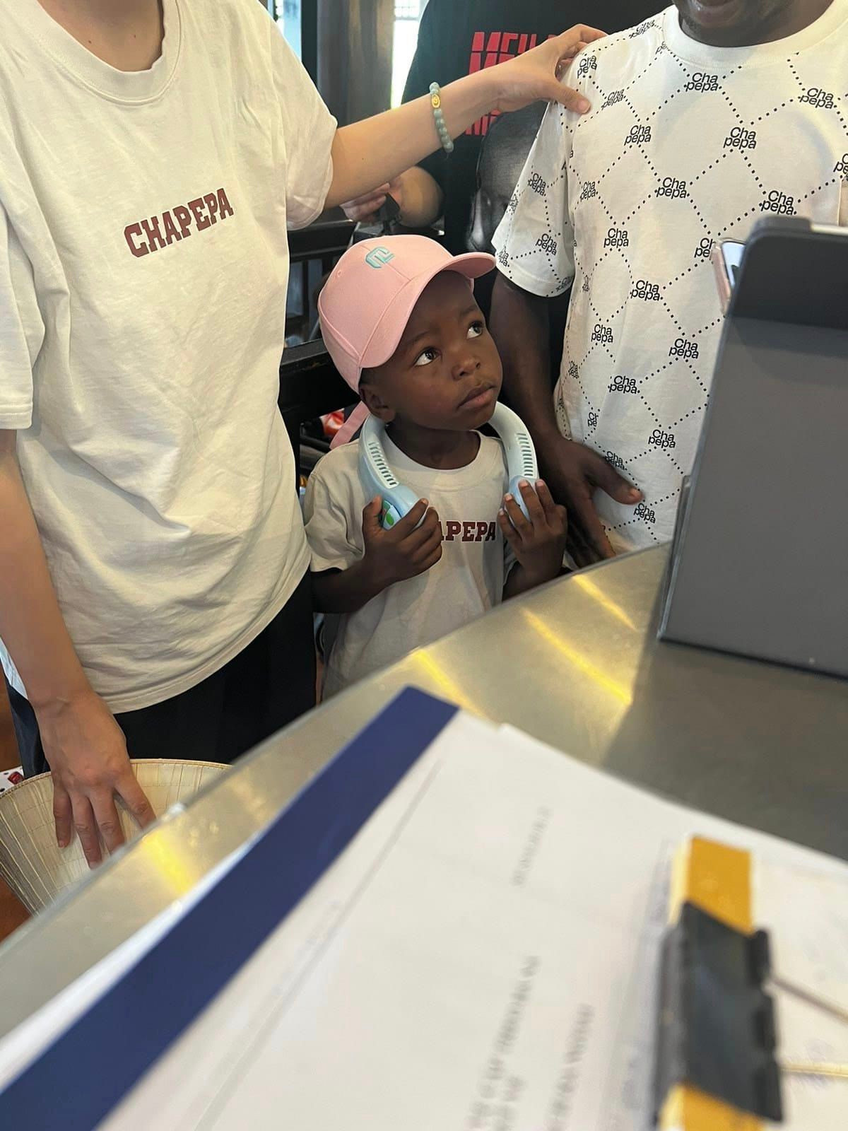 Cậu bé được người hâm mộ Việt ra tận sân bay chào đón, tặng hoa, xin chụp ảnh. Đáp lại tình cảm của mọi người, Lôi Con cực thích thú và thân thiện.