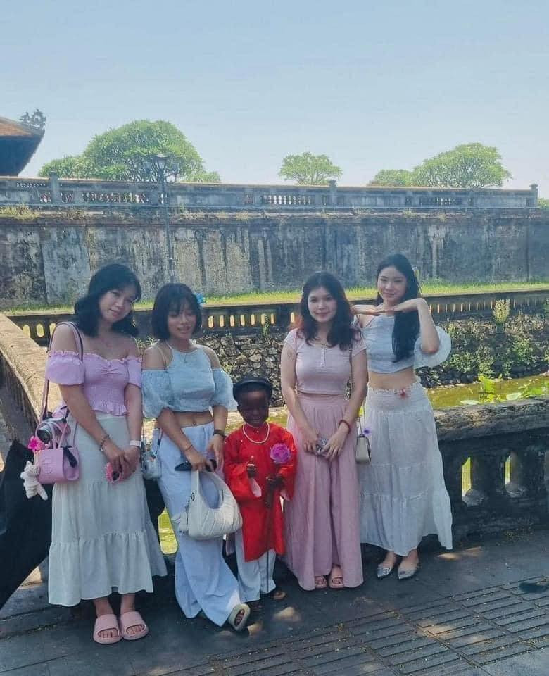 Rất nhiều người đã đến để được chụp ảnh cùng "idol giới trẻ".