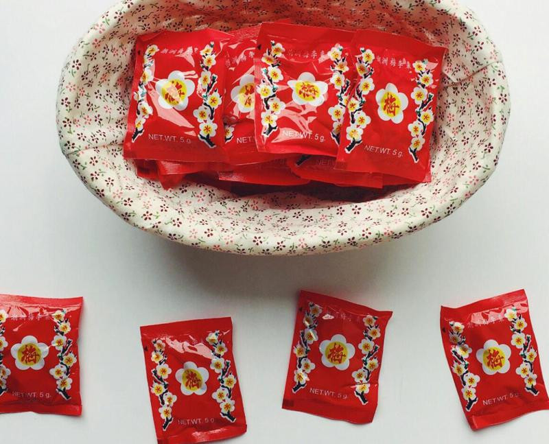 Kẹo ô mai "cứt chuột" bé xíu có vị chua chua lại là món ăn thần thánh lúc bấy giờ.