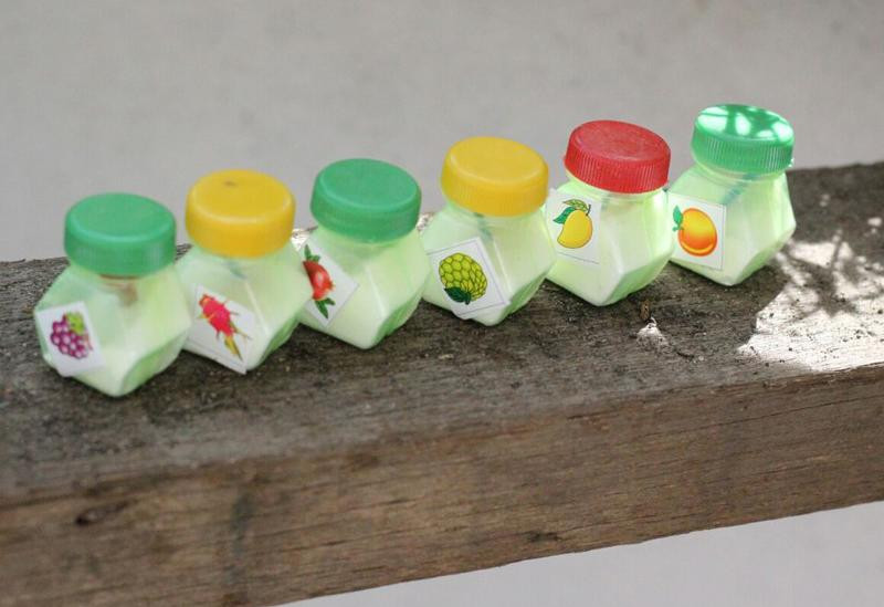 Mấy hũ bột nho nhỏ to hơn ngón chân cái chút xíu bên trong có chứa bột trái cây đủ mùi là món khoái khẩu của nhiều đứa trẻ lúc bấy giờ.