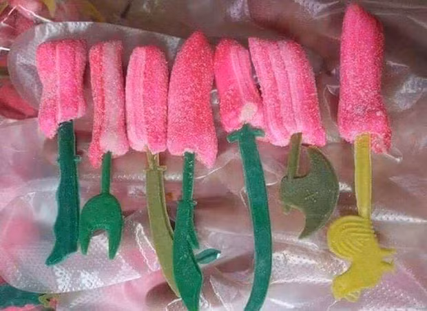Những chiếc kẹo kiếm này chẳng ngon nghẻ gì, chỉ độc một vị ngọt đậm và lại còn cứng ngắc nhưng laị rất được nhiều đứa trẻ ưa chuộng.