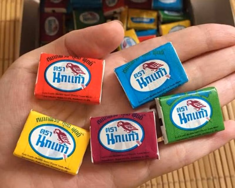 Những chiếc kẹo cao su con vẹt gây thương nhớ ngày ấy. Vừa có kẹo để ăn lại còn có hình dán đi kèm để dán lên người cho "ngầu".