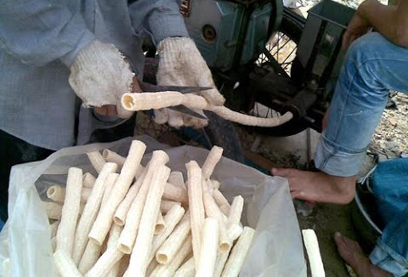 Bỏng gạo là món ăn vặt mà đứa trẻ con nào cũng thích ăn. Đối với con trai thì đôi khi nó còn là những thanh kiếm vừa dùng để đánh trận vừa dùng để ăn.