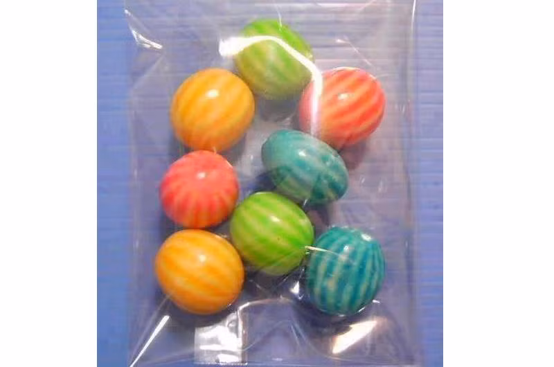 Những chiếc kẹo cao su nhiều màu mê hoặc trẻ con. Kẹo chẳng có gì ngoài màu sắc sặc sỡ, mùi thơm nhẹ nhàng nhưng rất ngọt gắt.